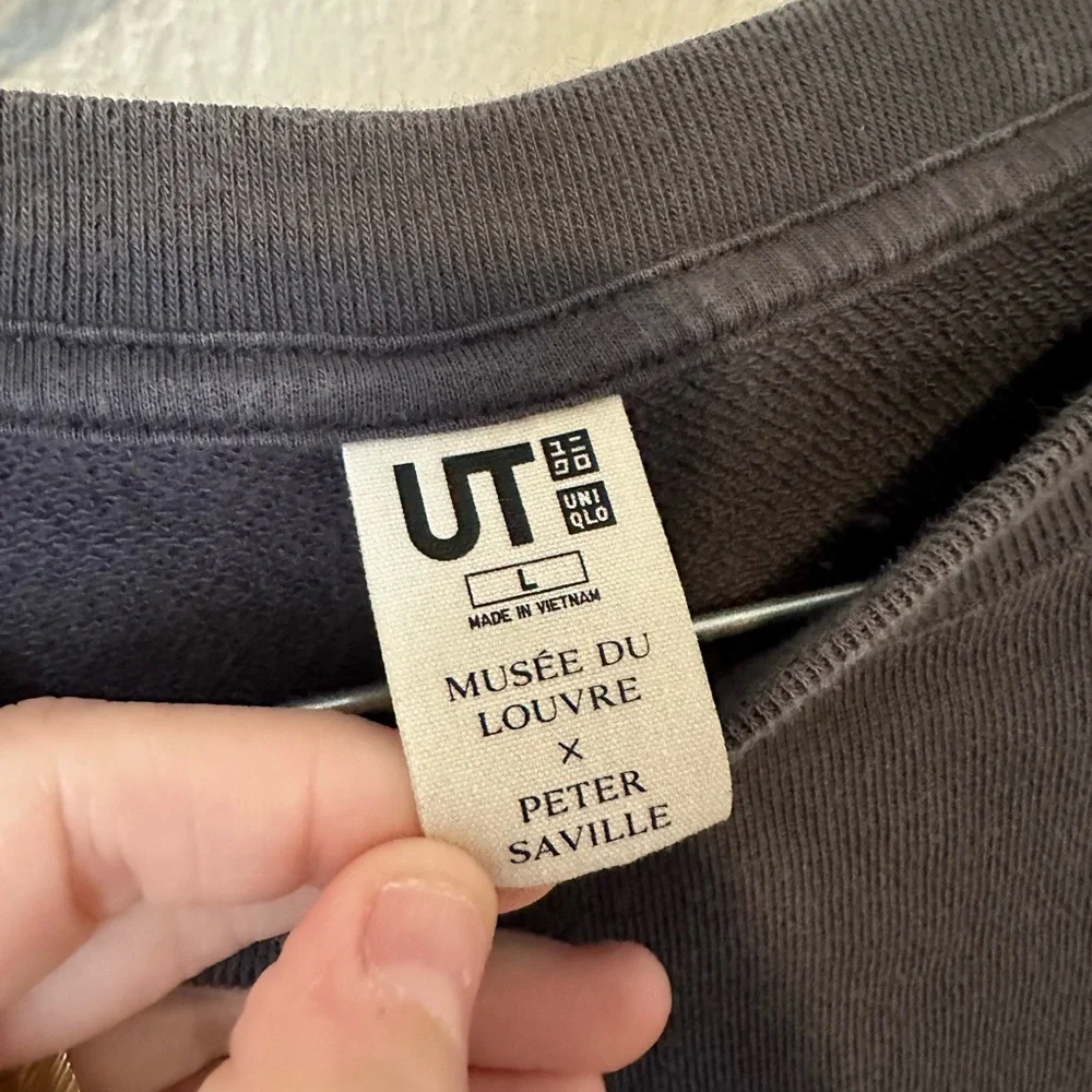 UNIQLO Men’s Sweatshirt Size Large Peter Saville Musée Du Louvre Museum Grey - Picture 4 of 5
